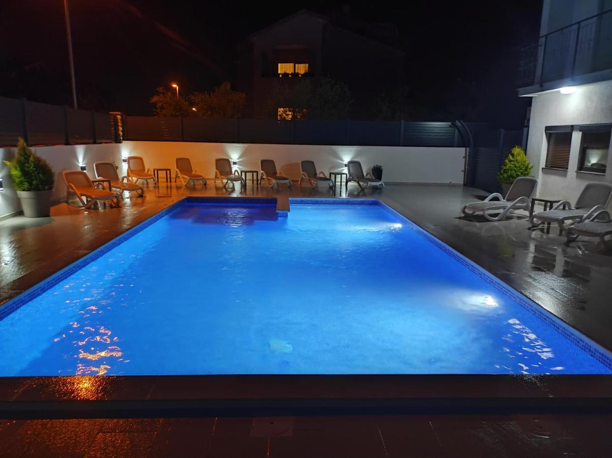 Viktor Rooms And Apartments โรวีน ภายนอก รูปภาพ