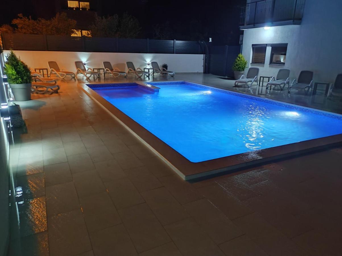 Viktor Rooms And Apartments โรวีน ภายนอก รูปภาพ