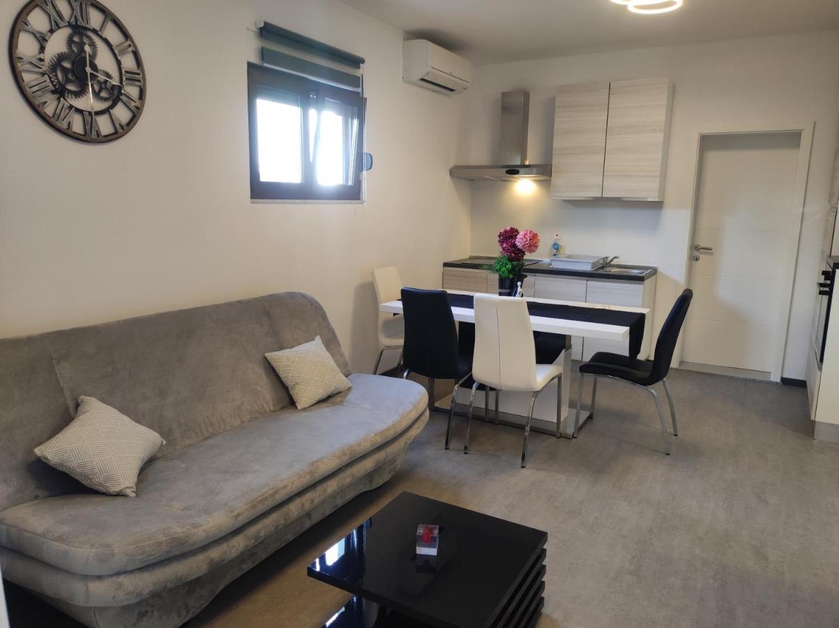 Viktor Rooms And Apartments โรวีน ภายนอก รูปภาพ
