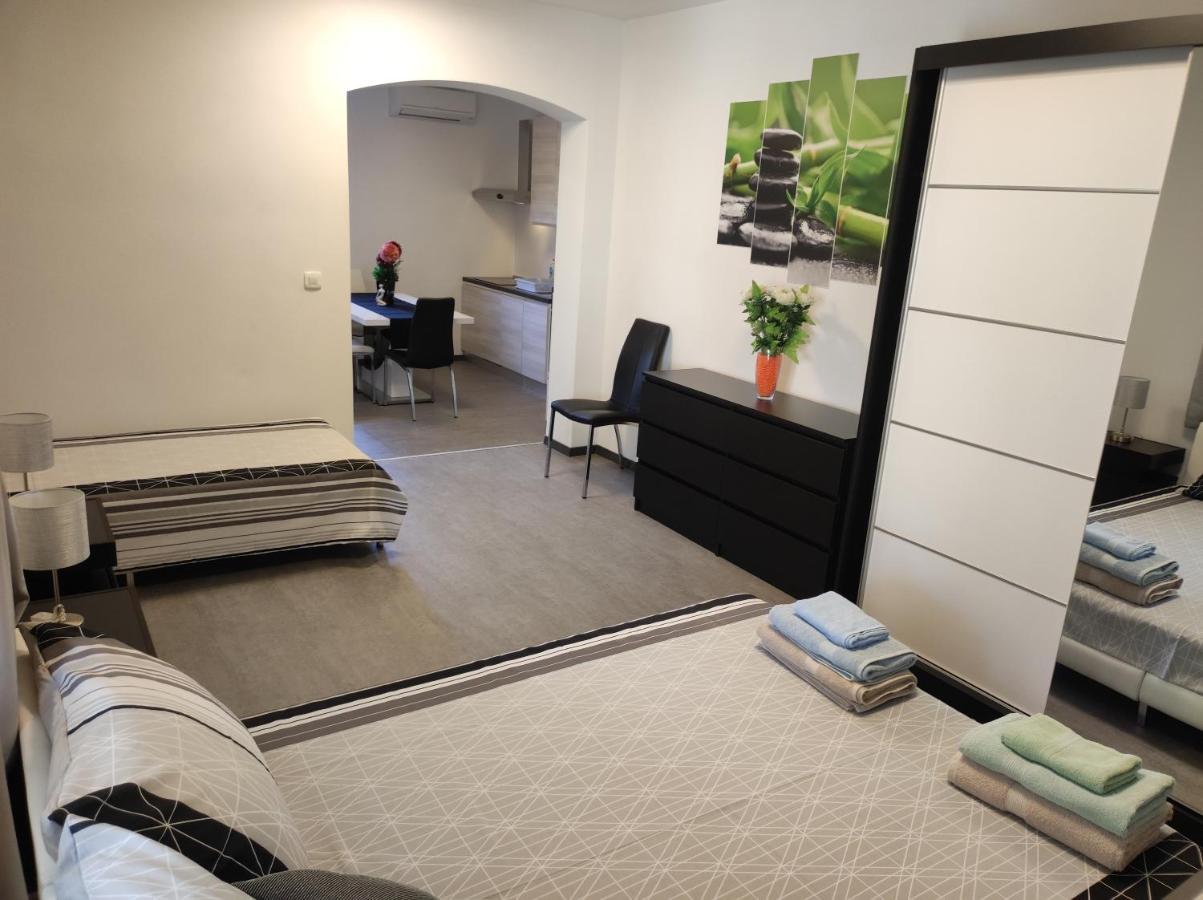 Viktor Rooms And Apartments โรวีน ภายนอก รูปภาพ