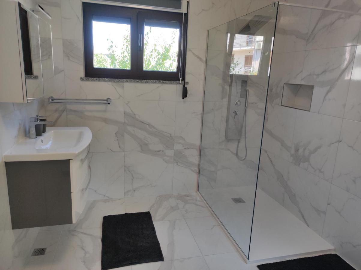 Viktor Rooms And Apartments โรวีน ภายนอก รูปภาพ