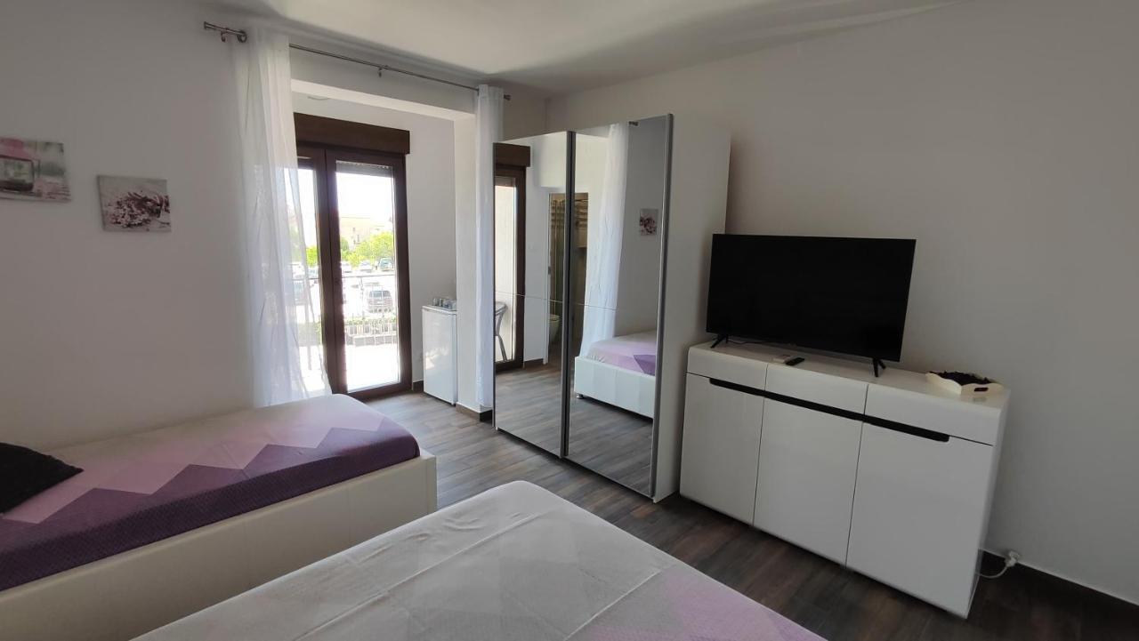 Viktor Rooms And Apartments โรวีน ภายนอก รูปภาพ