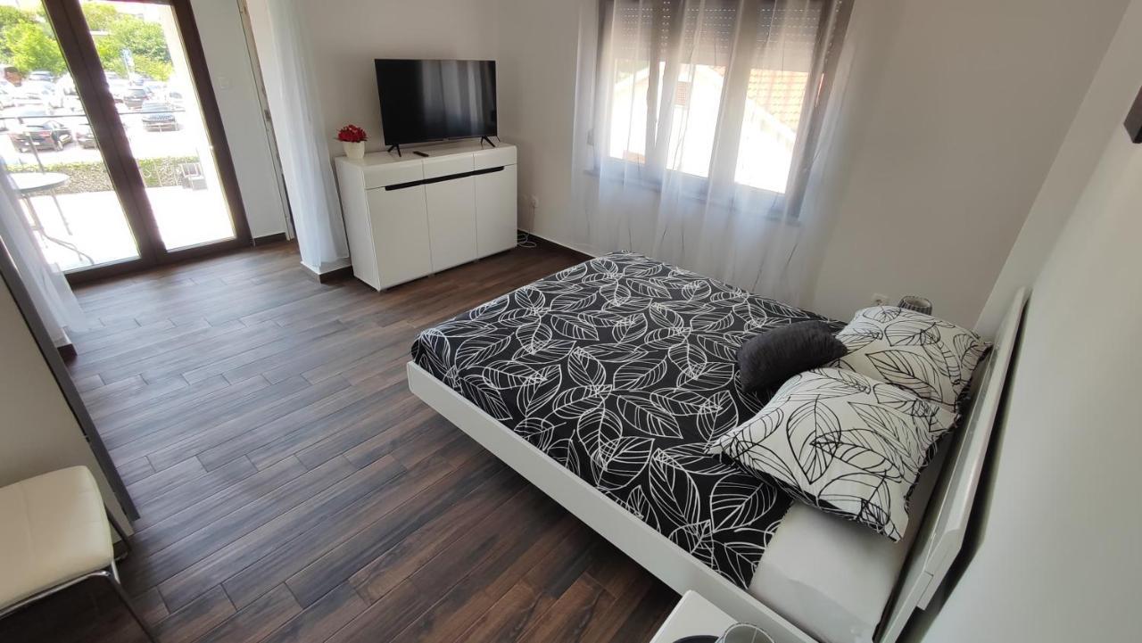 Viktor Rooms And Apartments โรวีน ภายนอก รูปภาพ
