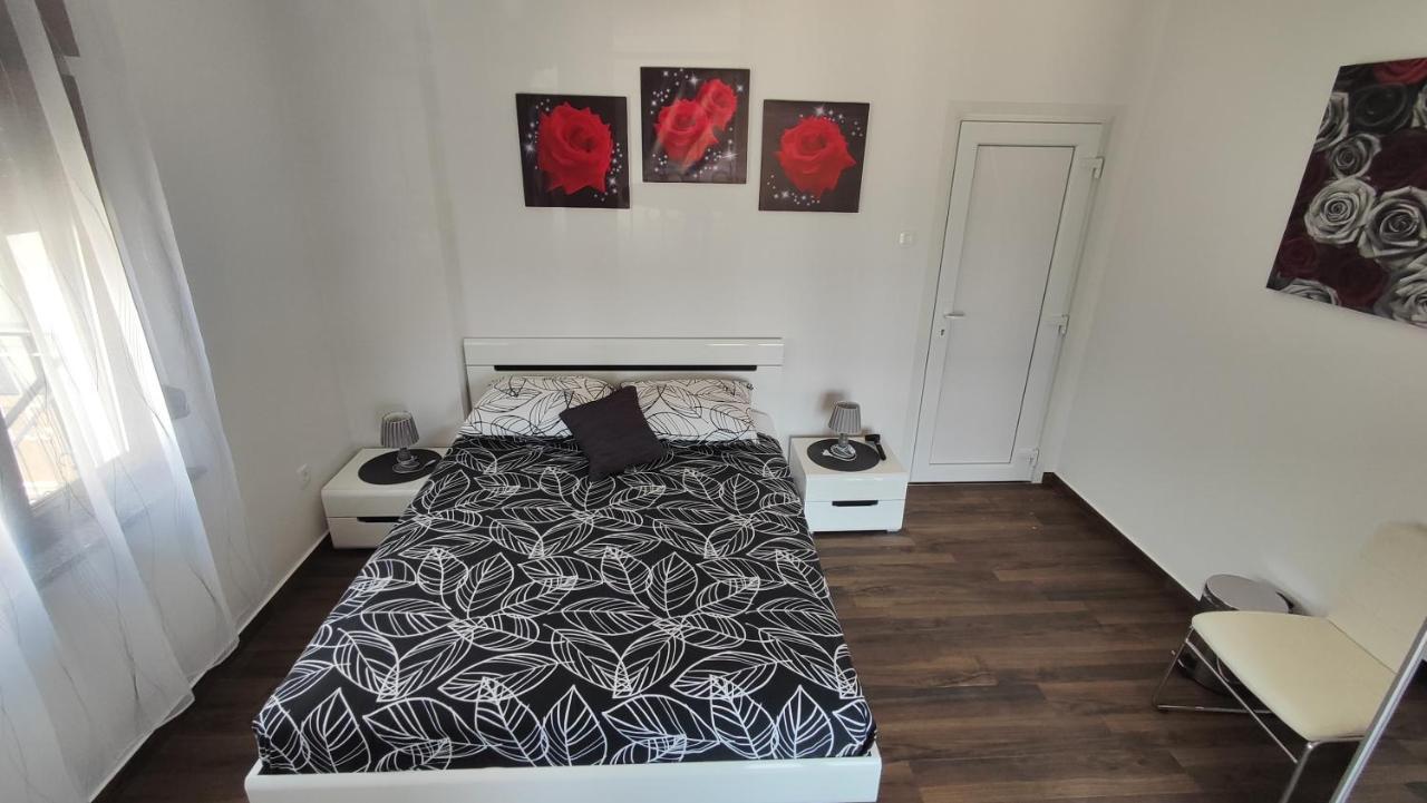 Viktor Rooms And Apartments โรวีน ภายนอก รูปภาพ