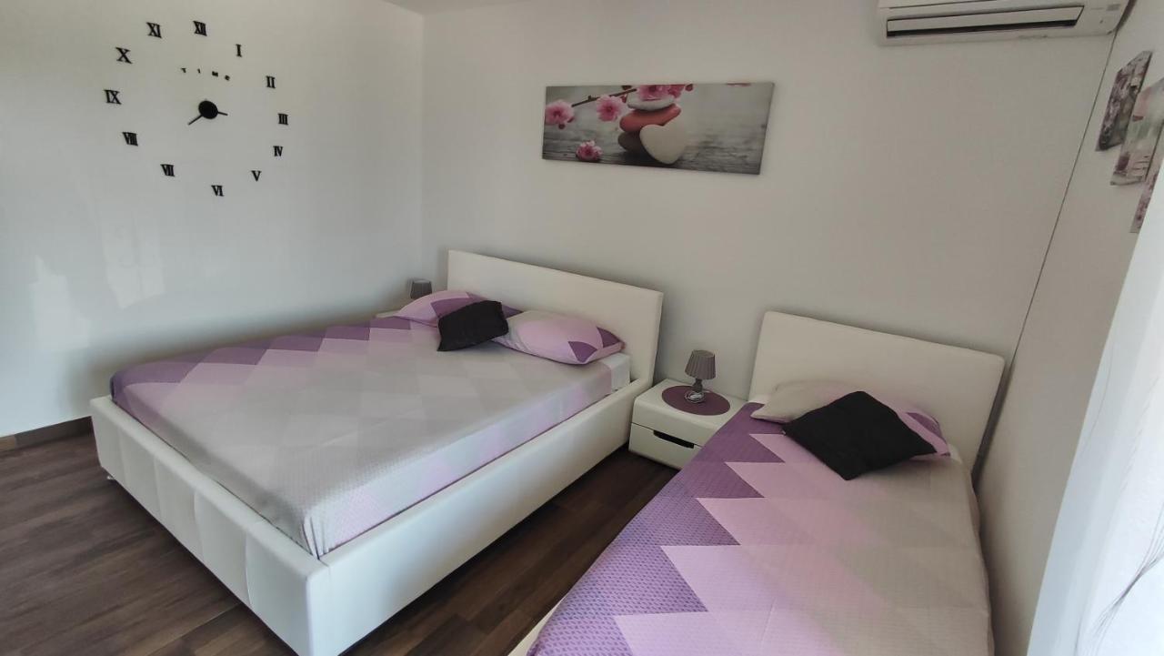 Viktor Rooms And Apartments โรวีน ภายนอก รูปภาพ